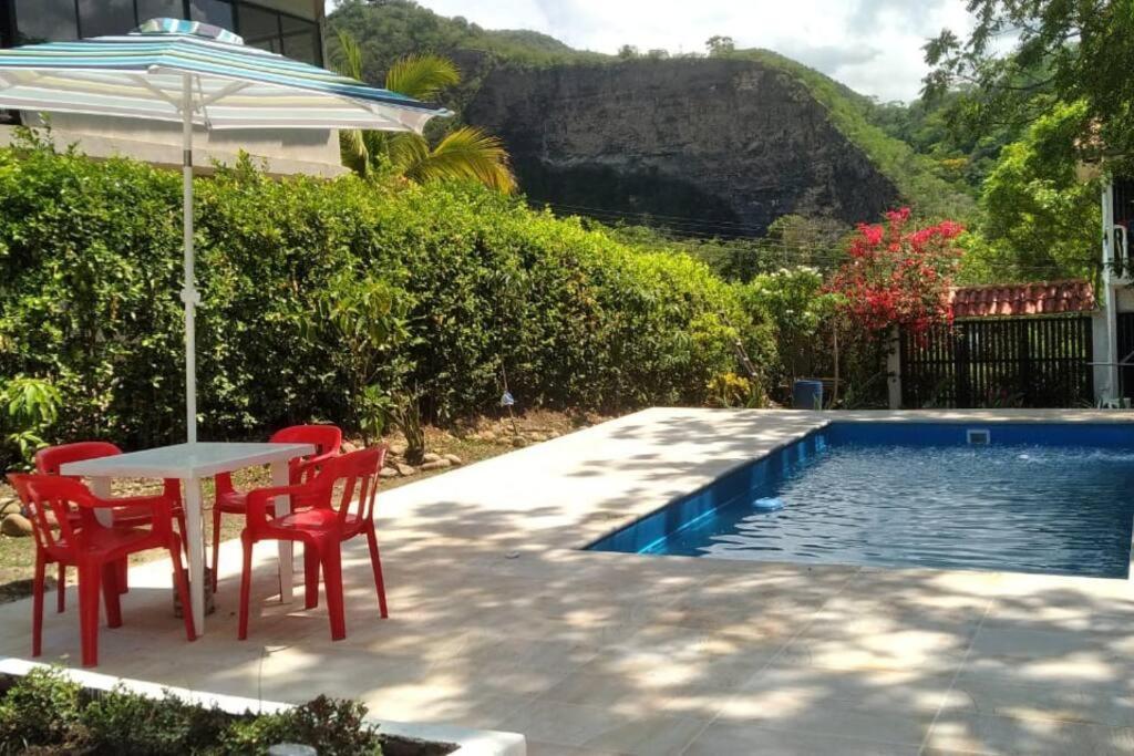 Casa Familiar Y De Descanso Villa Lorenza - Apulo Cund. Dış mekan fotoğraf